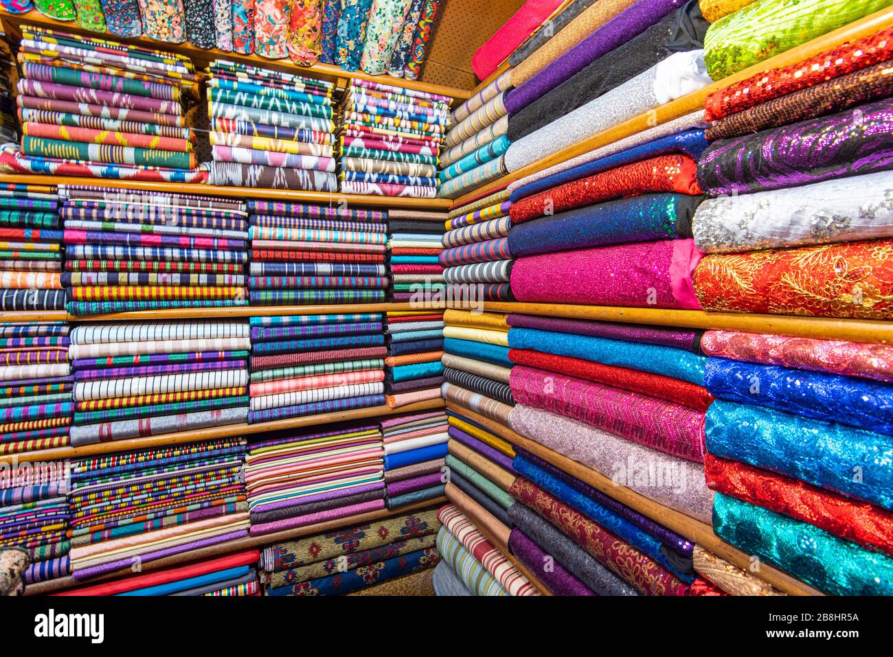 Textil o tela coloreada en un mercado asiático de la calle, estantes con  rollos de tela y textiles Fotografía de stock - Alamy
