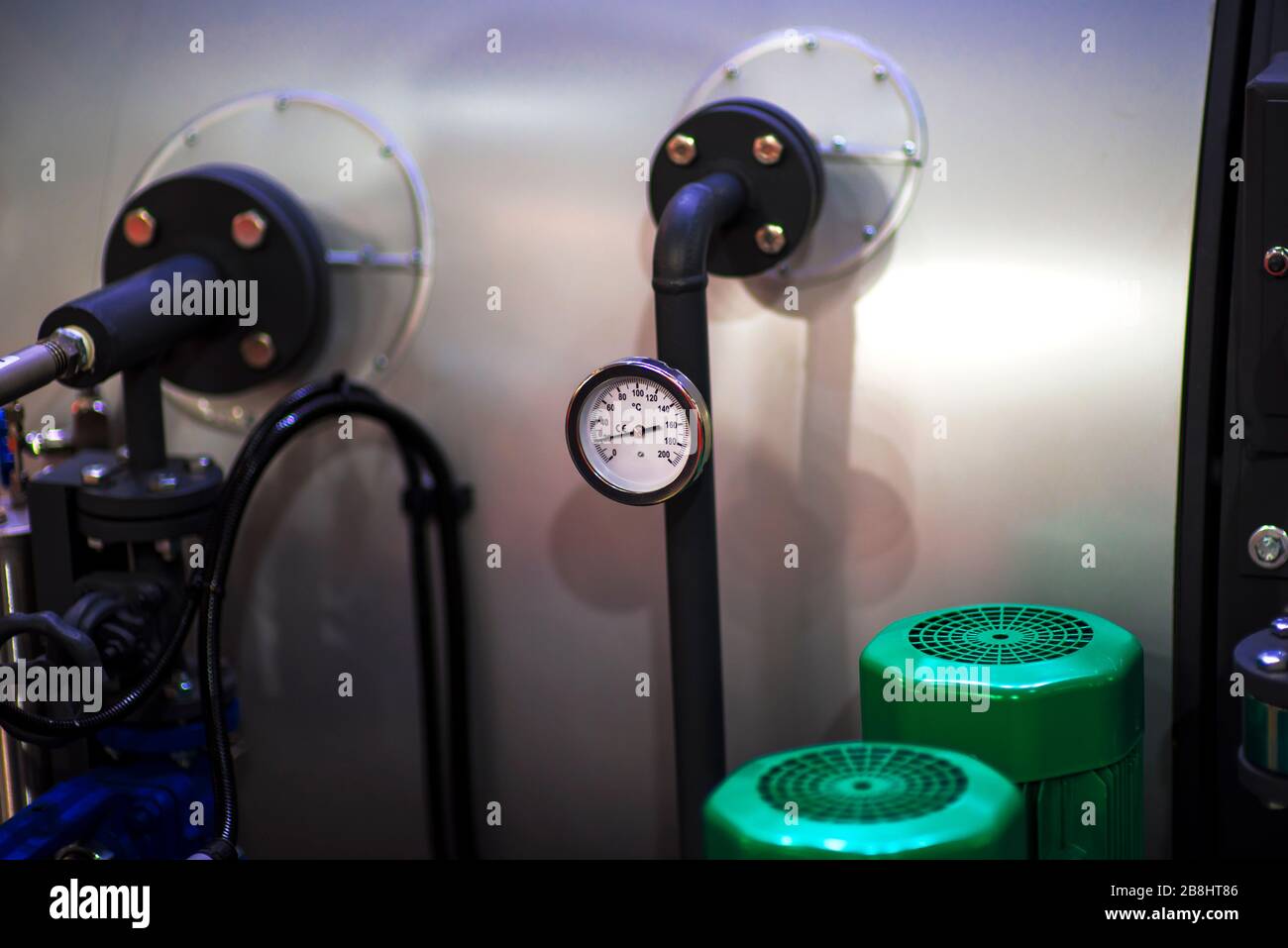 Manómetro de presión de agua en un tubo Fotografía de stock - Alamy