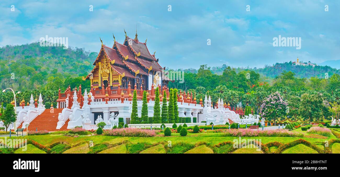 Panorama del impresionante pabellón Real, situado entre los lechos de flores y los árboles topiarios del parque Rajapruek, Chiang Mai, Tailandia Foto de stock