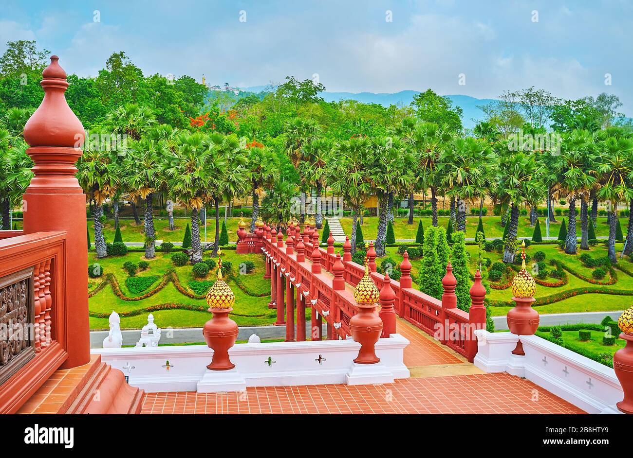 La terraza del Pabellón Real está conectada con el jardín con el puente ocre a través del foso, Rajapruek parque, Chiang Mai, Tailandia Foto de stock