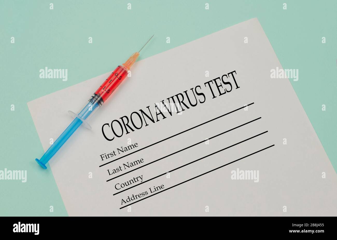 jeringa con análisis de sangre para la prueba de coronovirus en una epidemia con un cuestionario Foto de stock