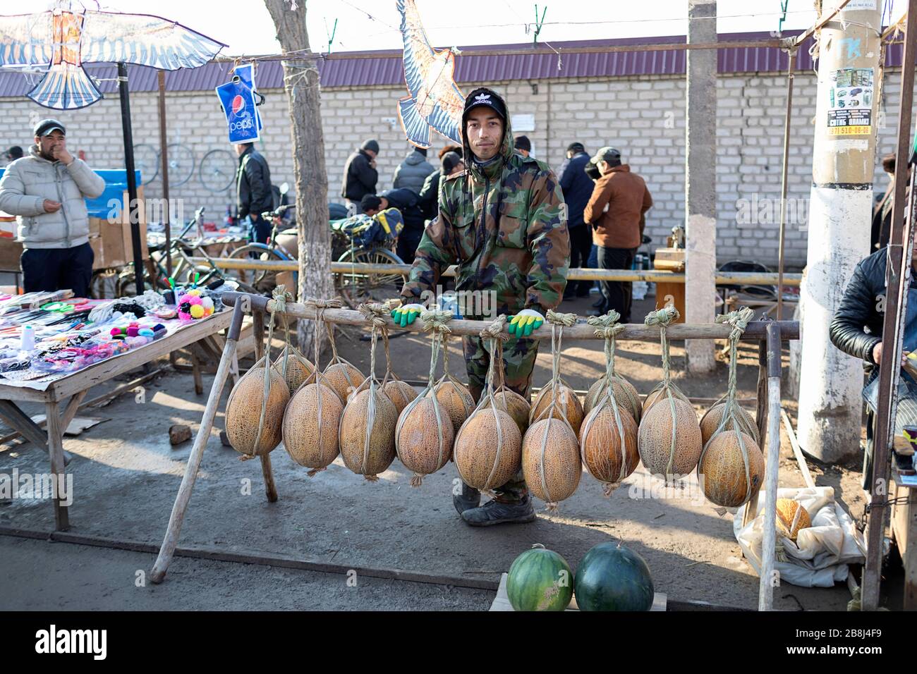 Hombre vendiendo melones, haging melones en Street Market, Khiva,  Uzbekistán Fotografía de stock - Alamy