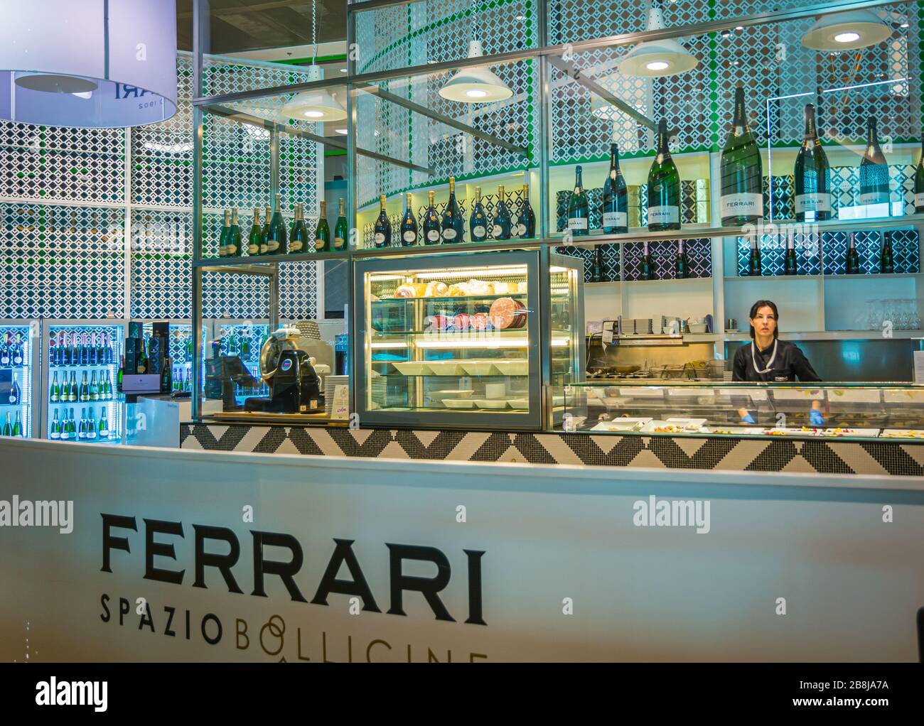 Aeropuerto de Linate, Milán, Lombardía, Italia, Europa - Ferrari Spazio Bollicine se inspira en el deseo de llevar el vino Trento Doc a los símbolos. Foto de stock