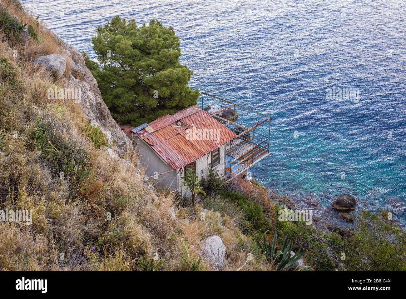 Antigua casa de campo a orillas del Capo Zafferano en el Mar Tirreno en el  municipio de Santa Flavia en la isla de Sicilia en Italia Fotografía de  stock - Alamy