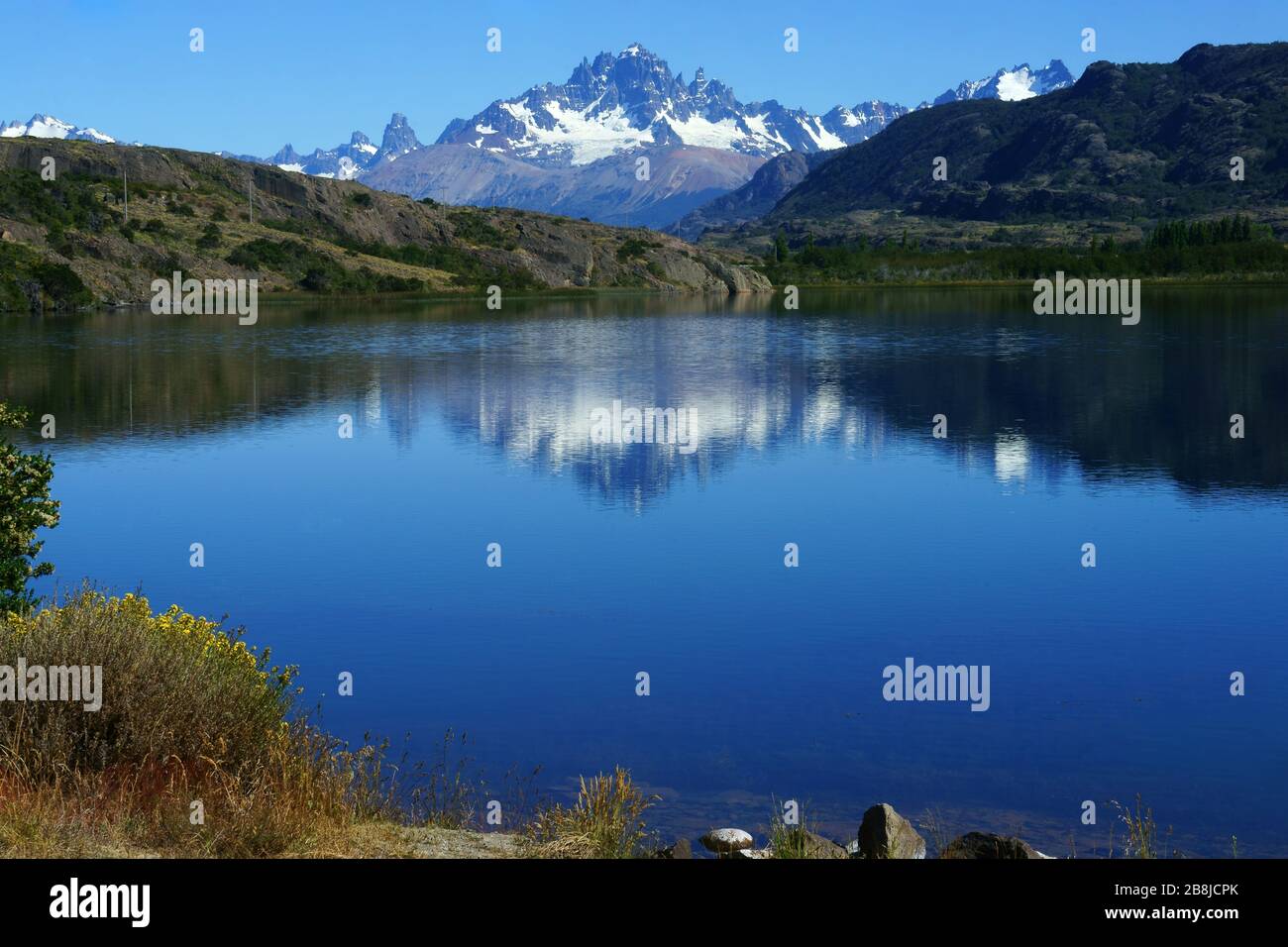 Cerro Castillo reflejado en lago, Parque Nacional Cerro Castillo, Patagonia, Chile Foto de stock