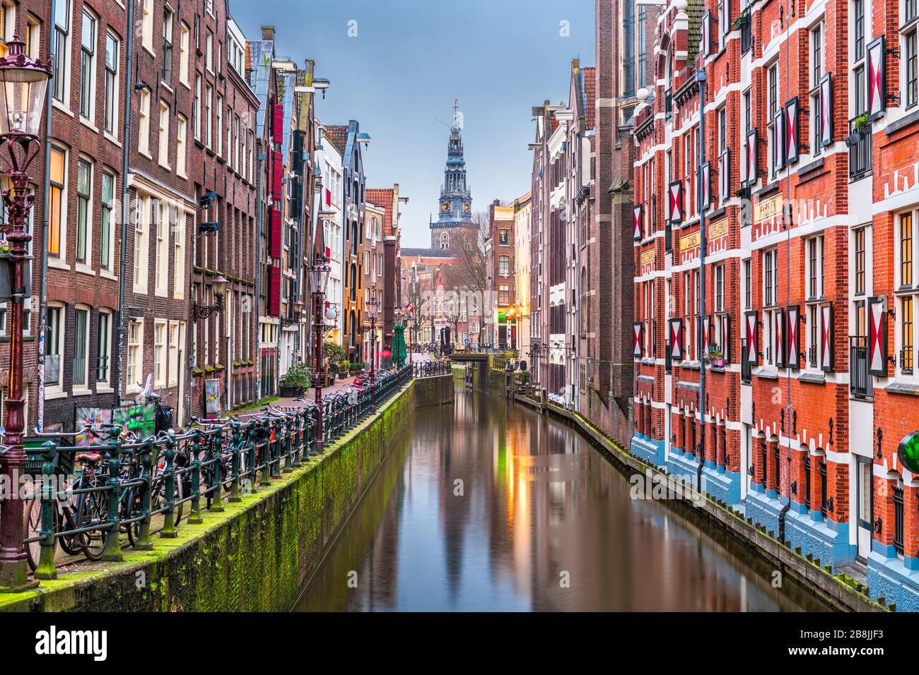 Amsterdam, países Bajos canales y la torre de la iglesia al amanecer. Foto de stock