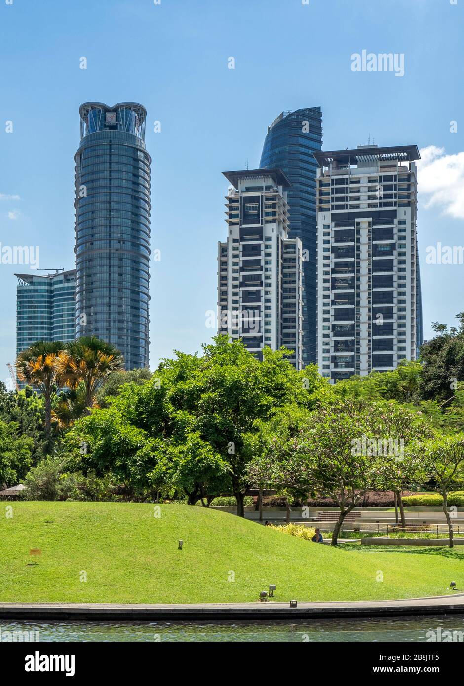 Oficina y residencial de torres de gran altura vista desde el Lago KLCC Park Kuala Lumpur Malasia. Foto de stock