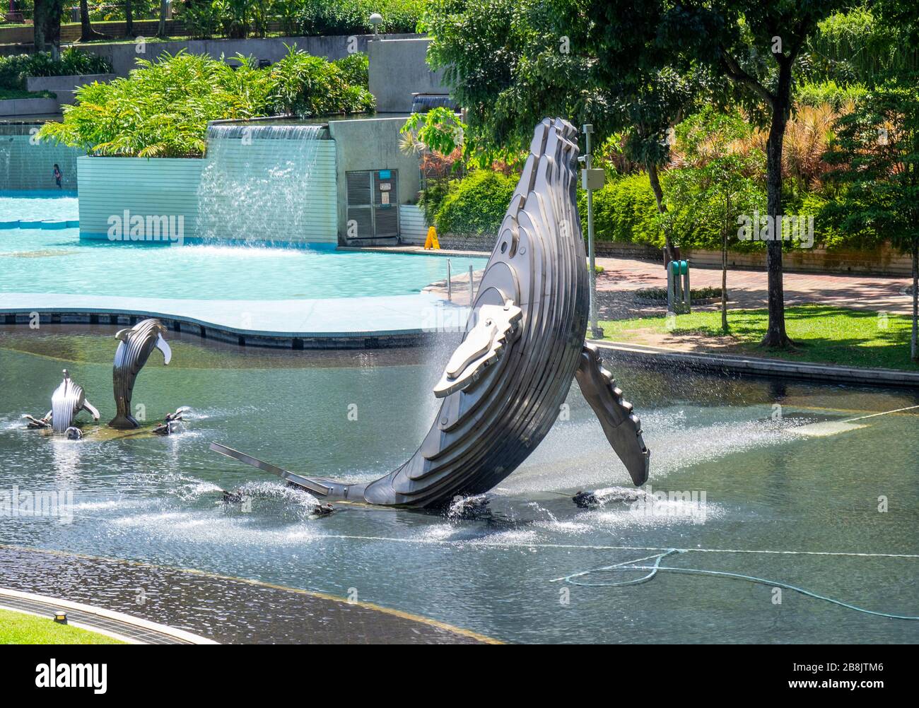 Fuente de escultura de ballenas en el Lago Symphony en el Parque KLCC Kuala Lumpur Malasia. Foto de stock