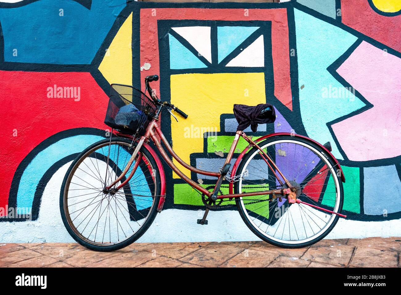 Una bicicleta en la colorida calle Malaca, una popular ciudad turística costera famosa por su comida y edificios históricos Foto de stock