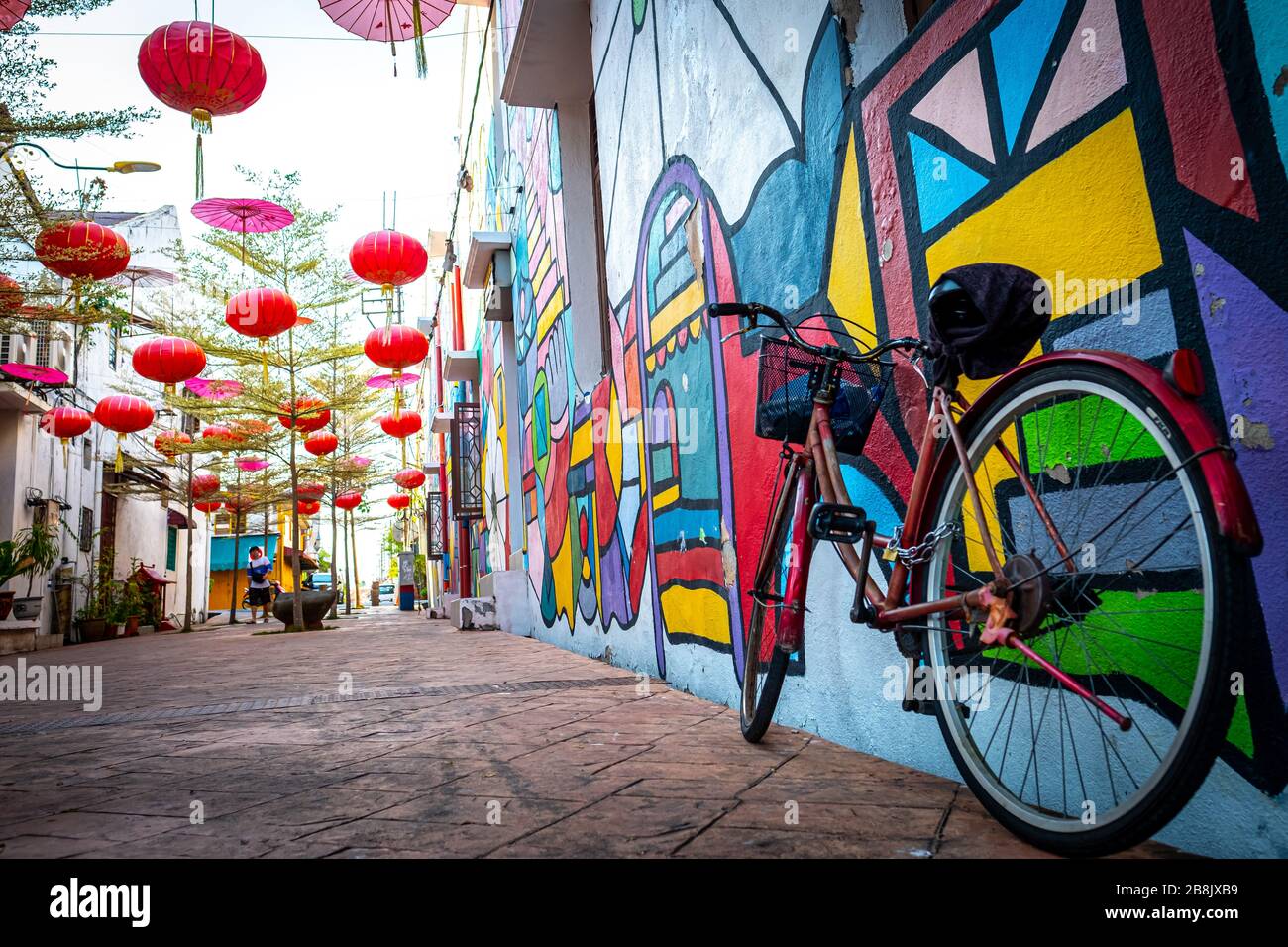 Una bicicleta en la colorida calle Malaca, una popular ciudad turística costera famosa por su comida y edificios históricos Foto de stock