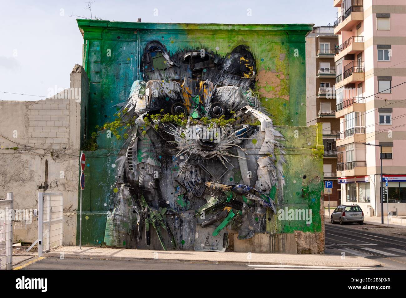Lisboa, Portugal - 2 de marzo de 2020: La gran escultura del mapache de Bordalo II es una escultura en 3D hecha de chatarra Foto de stock