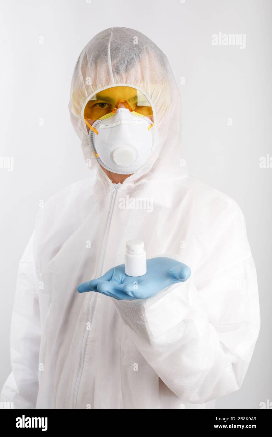 Gafas de niebla que se usan en la mujer joven. Niña adolescente en azul  protector médico máscara facial y gafas toallitas gafas borrosas niebla  maltratadas gafas. Nueva normalidad Fotografía de stock 