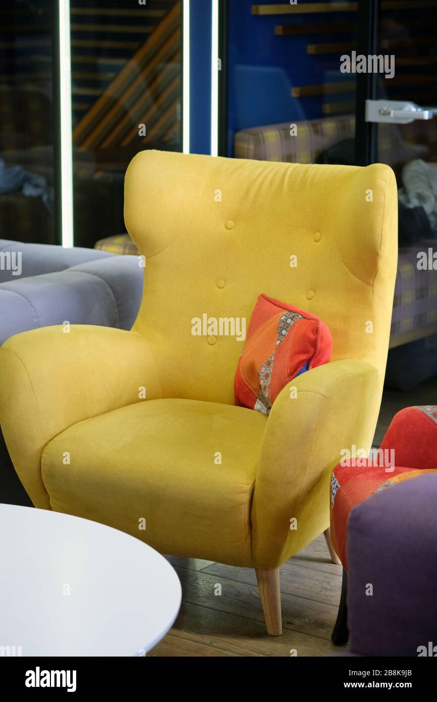 Sillón amarillo suave con almohada. Gran sillón forrado con tejido suave  denso. Los muebles brillantes tapizados son un lugar para relajarse  Fotografía de stock - Alamy