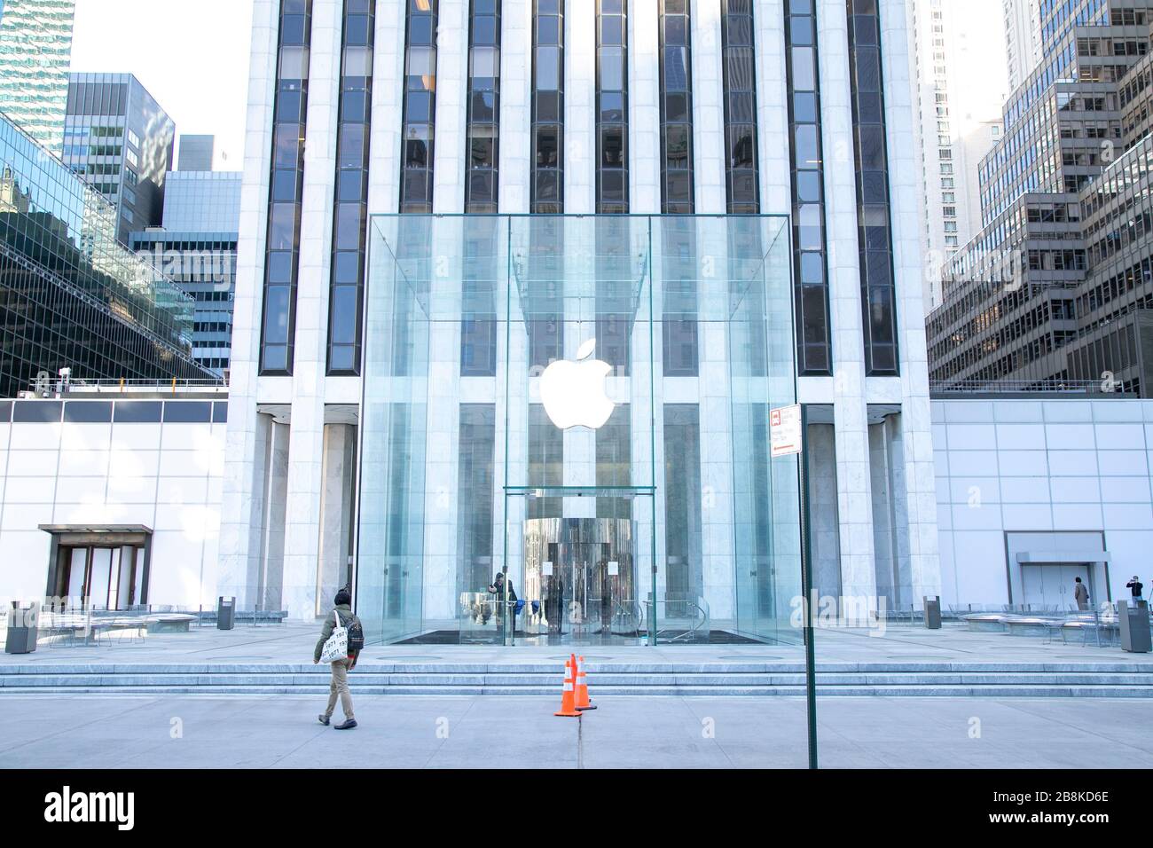La entrada en cubo de vidrio en la emblemática tienda Apple en la 5th Avenue en la ciudad de Nueva York. Foto de stock