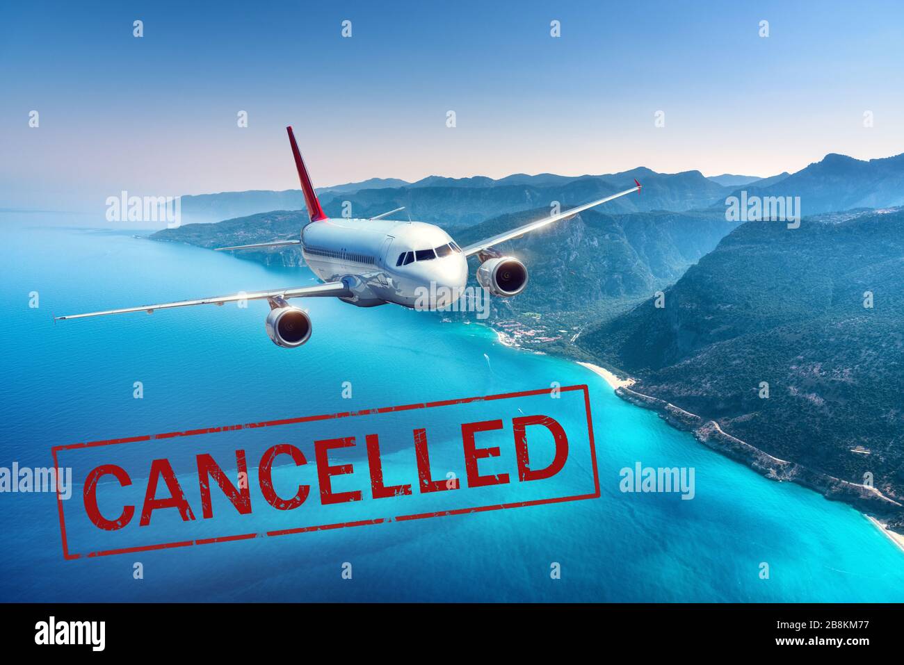 Vuelos cancelados. Fying aeronaves de pasajeros sobre el mar Foto de stock