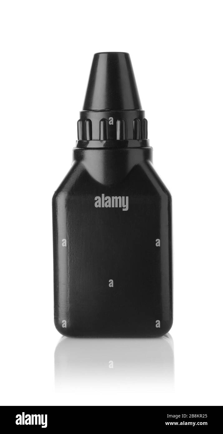 Botella de plástico negro aislada sobre fondo blanco. Foto de stock