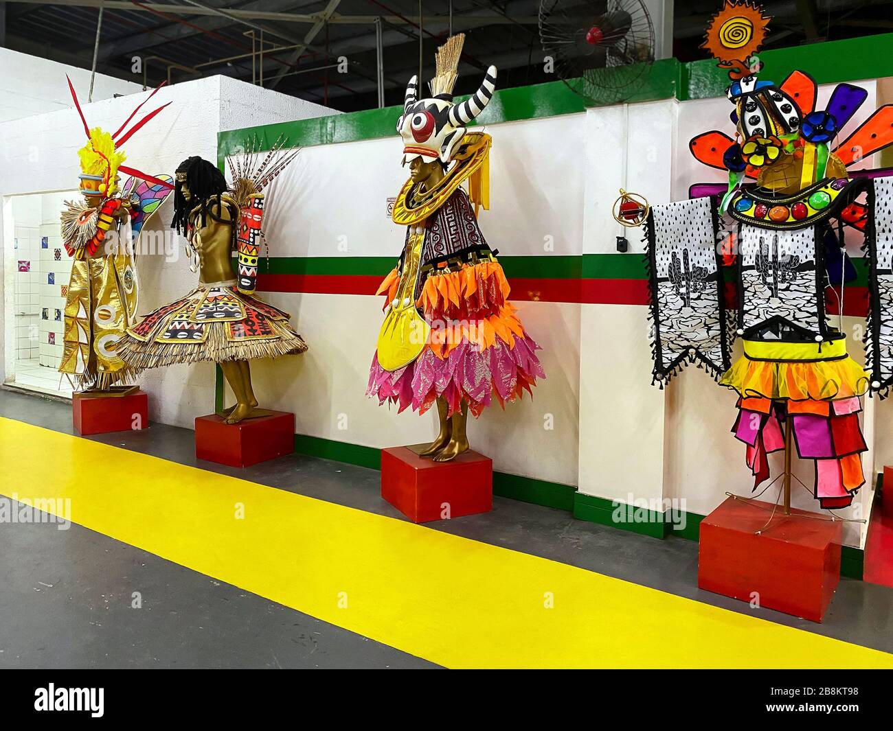 4 disfraces de carnaval fotografías e imágenes de alta resolución - Alamy