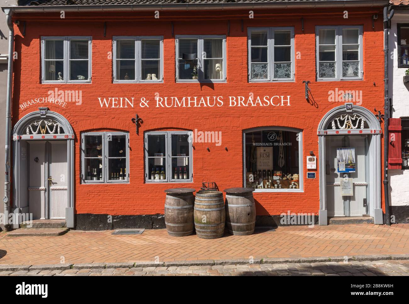 Casa de vinos en Rote Strasse o calle roja , ciudad de Flensburg en el fiordo de Flenburg, ciudad fronteriza a Dinamarca, Schleswig-Holstein, Alemania del Norte, Europa, Foto de stock