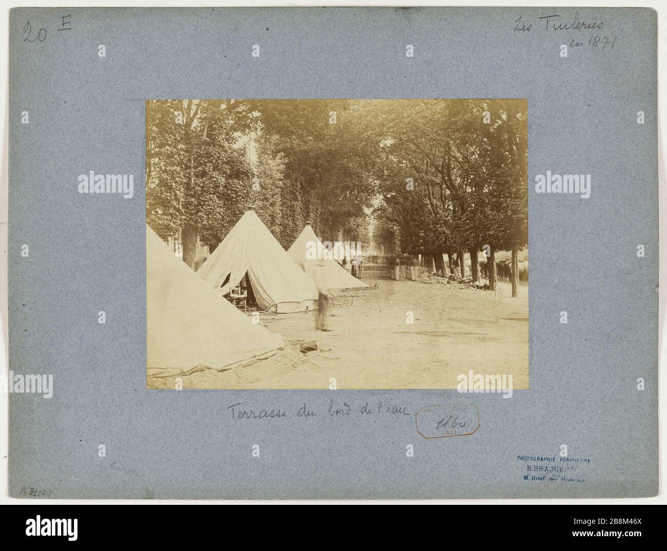 La ciudad de Versalles 1871. Campamento en la terraza de la costa en las Tuileries, 1er distrito, París. Comuna de París (1871). Camping de Versaillais sur la Terrasse du Bord-de-L'eau aux Tuileries. París (Ier arr.), 1871. Photographie d'Auguste Bruno Braquehais (1823-1874). Tirage sur papier albuminé. París, musée Carnavalet. Foto de stock