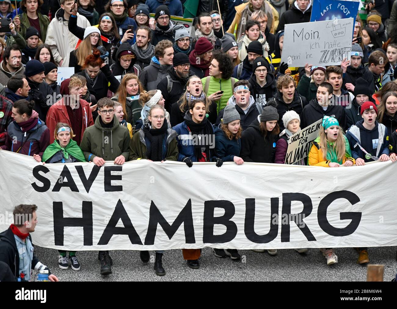 ALEMANIA, Hamburgo ciudad, viernes para el movimiento futuro, Save the Climate rally con 30.000 manifestantes para la protección del clima, en primera fila, la activista sueca Greta Thunberg con sombrero de lana blanca y su bandera skolstrejk för klimatet, / DEUTSCHLAND, Hamburgo, viernes para el futuro Bewegung, Demo fuer Klimaschutz, Greta Thunberg mit ihrem Plakat skolstrejk för klimatet, 21.2.2020 Foto de stock