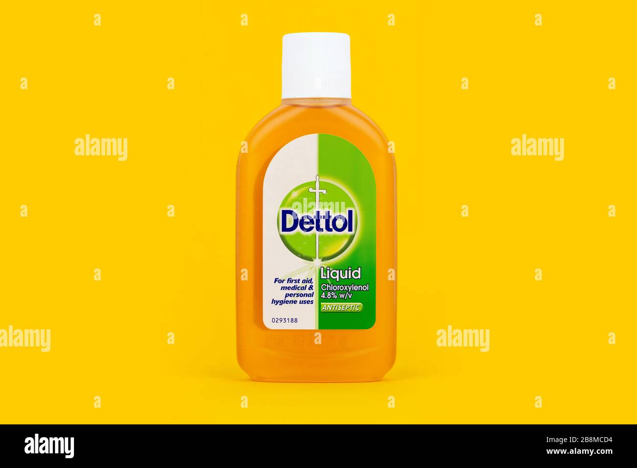 Una botella de desinfectante Dettol inyectada sobre un fondo amarillo. Foto de stock