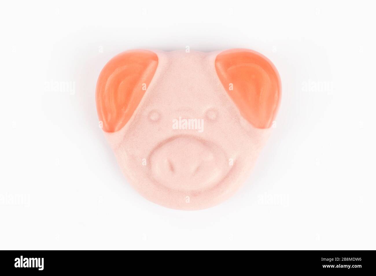 Un dulce de M&S Percy Pig sobre un fondo blanco. Foto de stock