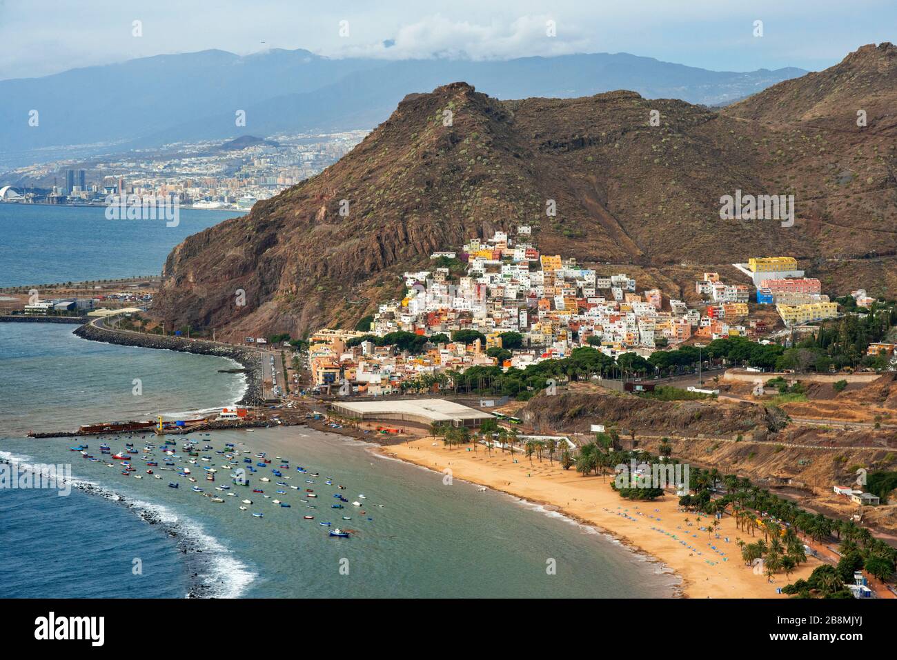 Vista aérea y panorámica de la Playa Teresitas y San Andrés, Islas  Canarias, España Fotografía de stock - Alamy