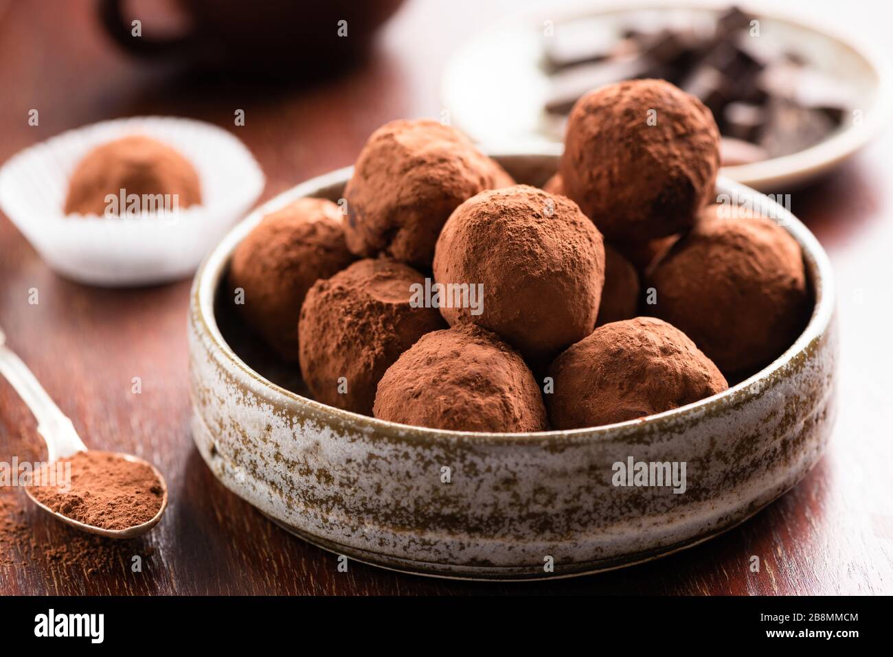Trufas de chocolate negro caseras sobre fondo de madera. Vista de primer plano de la trufa de chocolate dulce Foto de stock