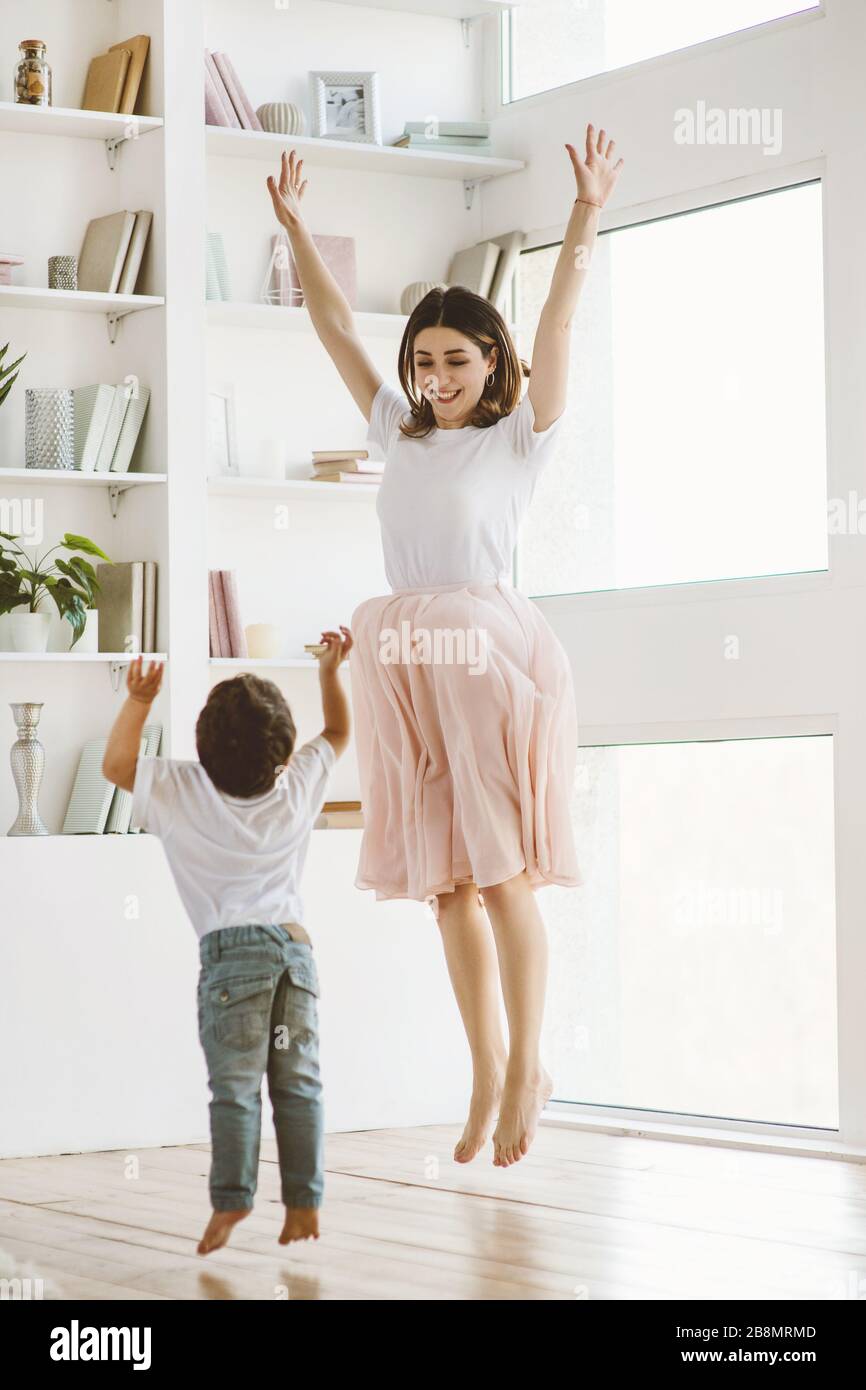Hermosa Madre Joven Y Lindo Hijo Están Bailando Juntos En Casa Feliz Concepto Del Día De La 