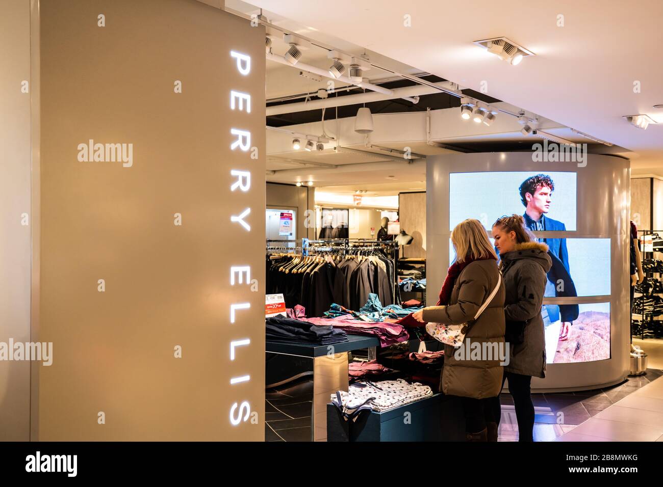 Los clientes de una Marca de moda de diseño estadounidense Perry Ellis se  estancan en una tienda de departamentos de Macy's en la ciudad de Nueva  York Fotografía de stock - Alamy
