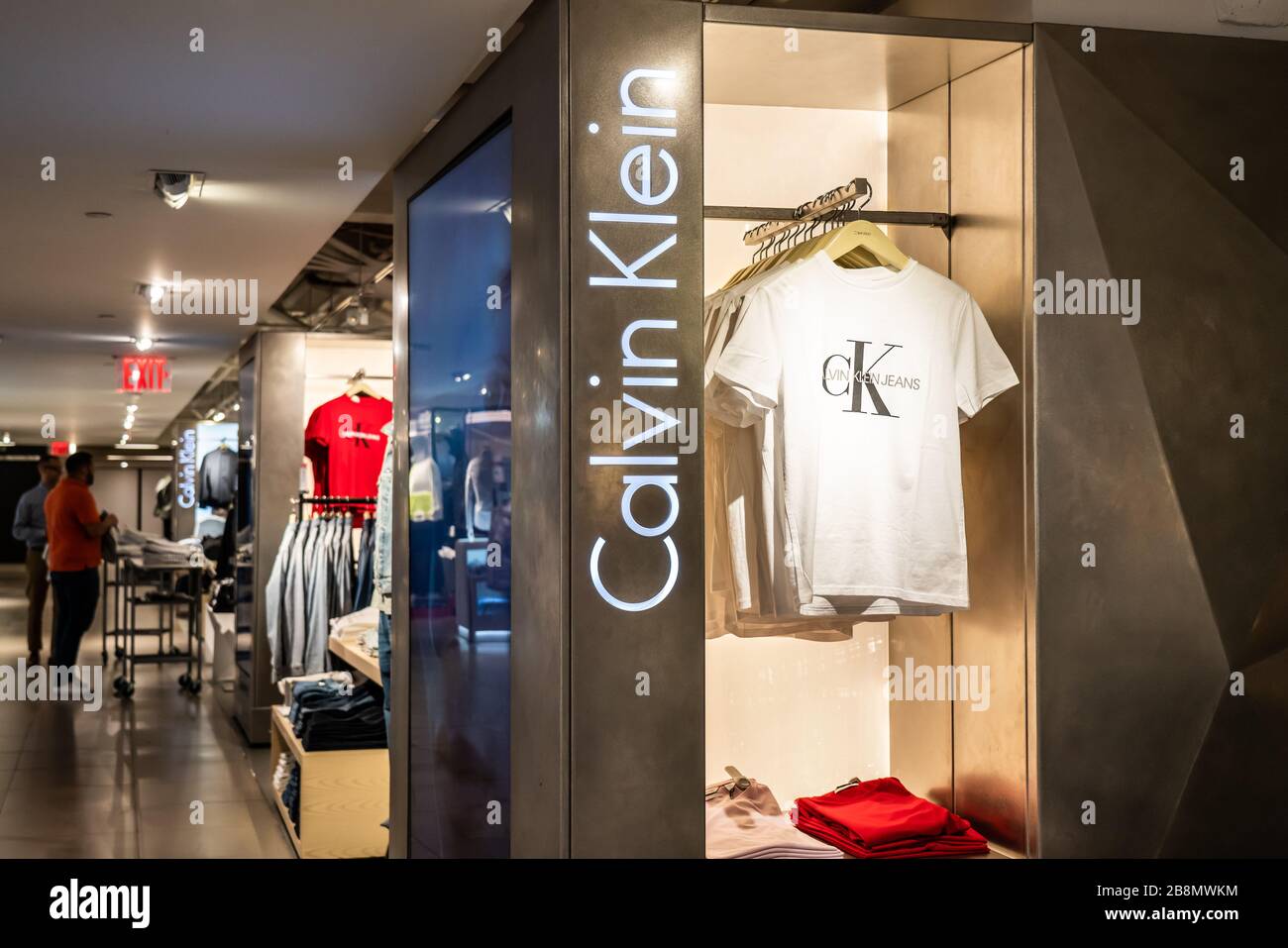 Casa de moda americana tienda Calvin Klein y logotipo visto en la