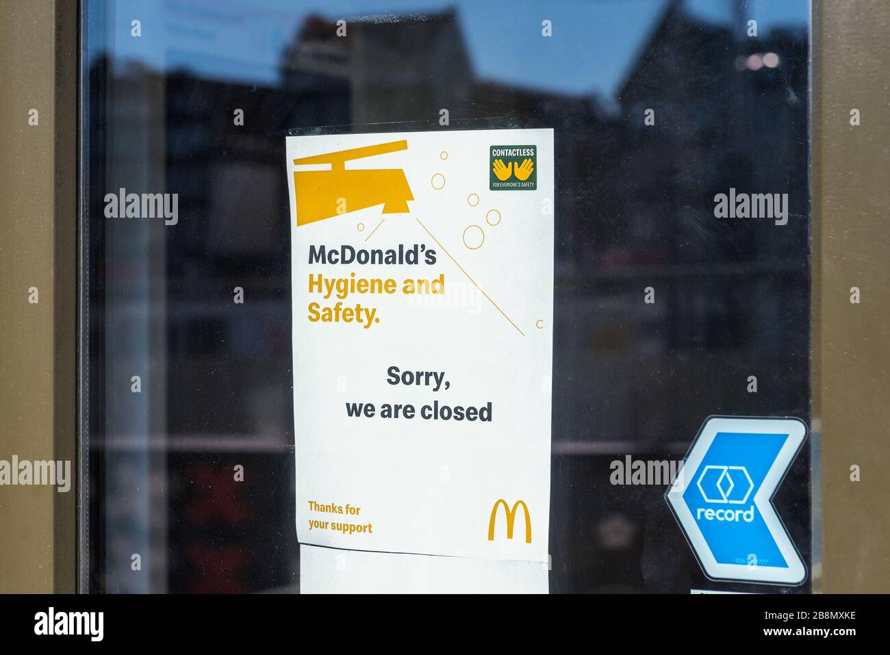 Cerrado McDonald's Restaurant en Amsterdam Holanda debido al brote de coronavirus Foto de stock