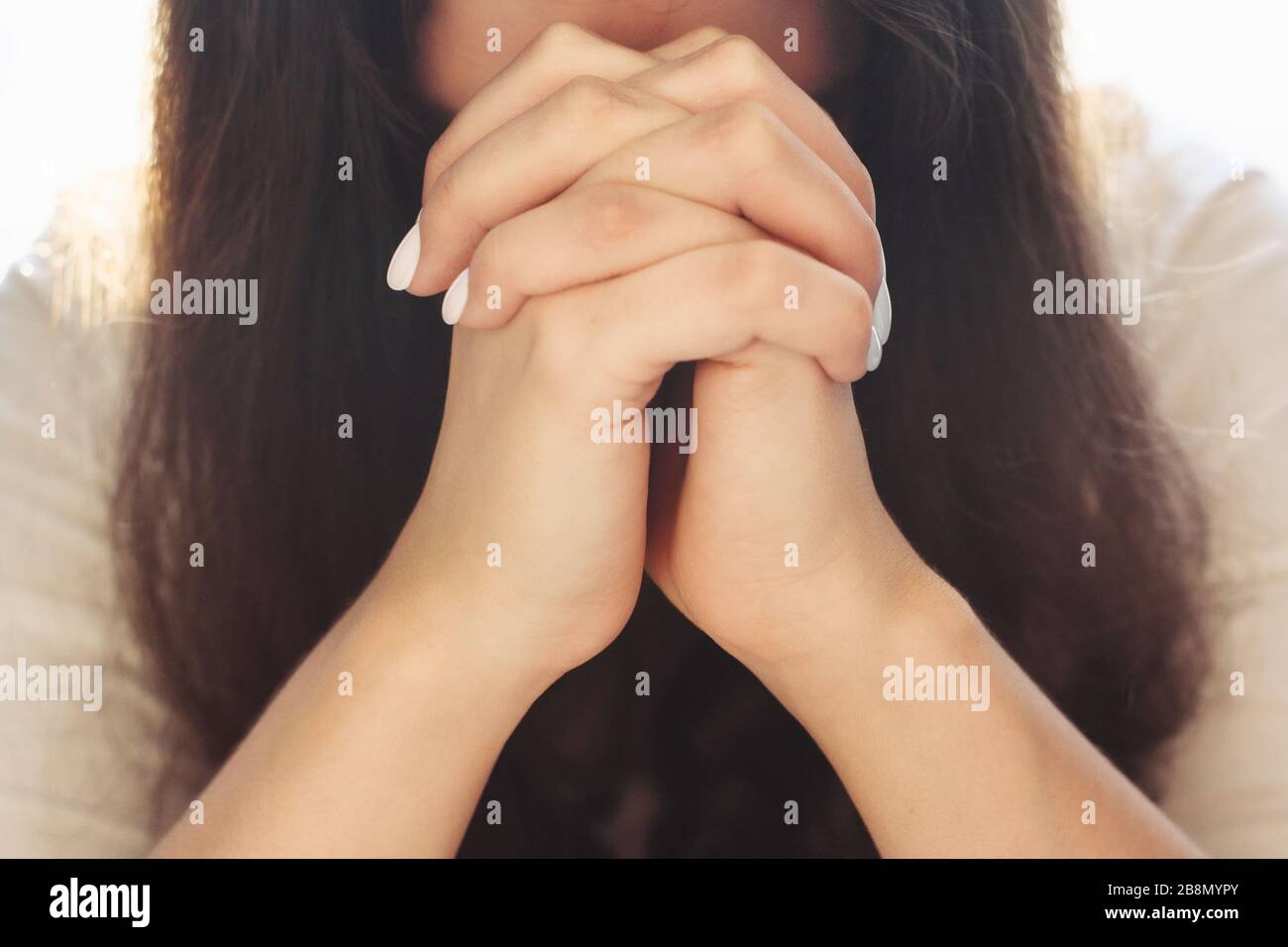 Mujer manos orando a dios. Mujer Ore por la bendición de dios para