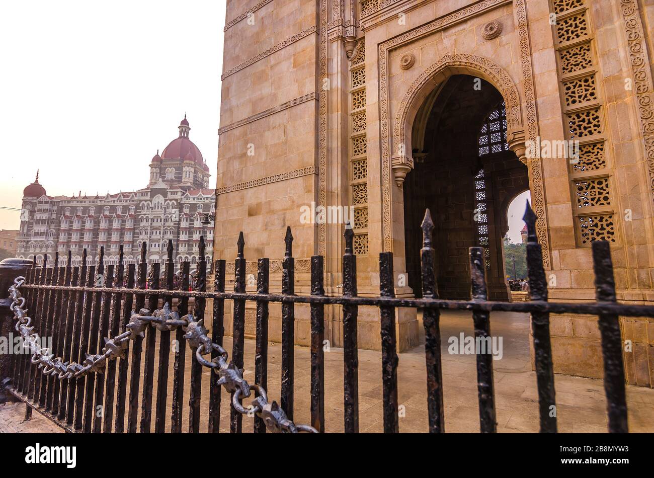 MUMBAI, INDIA – DIC. 8, 2019: Puerta de entrada de la India en Maharashtra, frente al Taj Mahal Palace y Tower Hotel, también es una atracción turística de primera. Foto de stock
