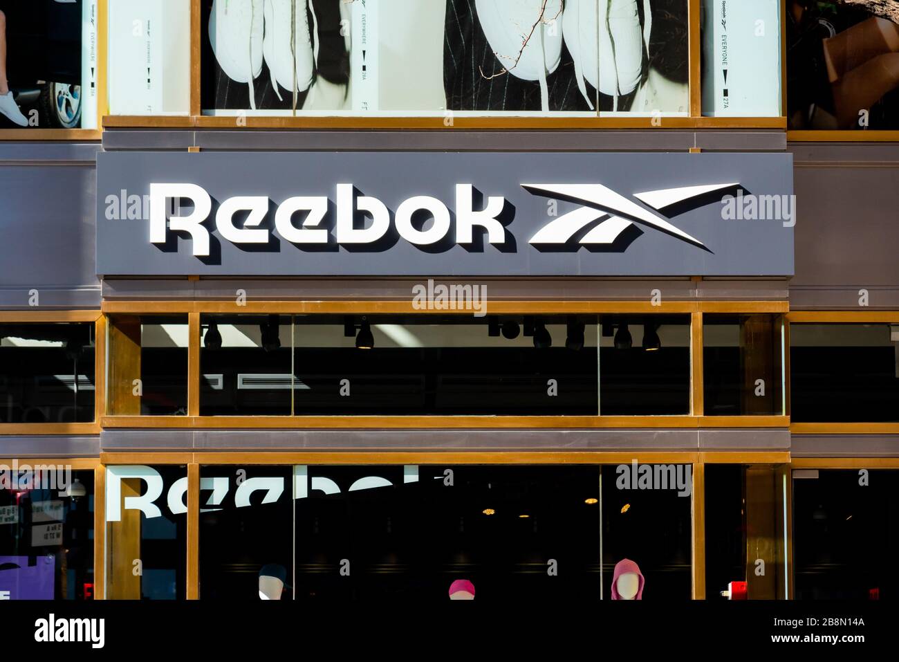 Ciudad de Nueva York, Estados Unidos. 20 de febrero de 2020. Logotipo de la tienda  Reebok de la compañía inglesa de calzado y ropa visto en la ciudad de Nueva  York. Crédito: