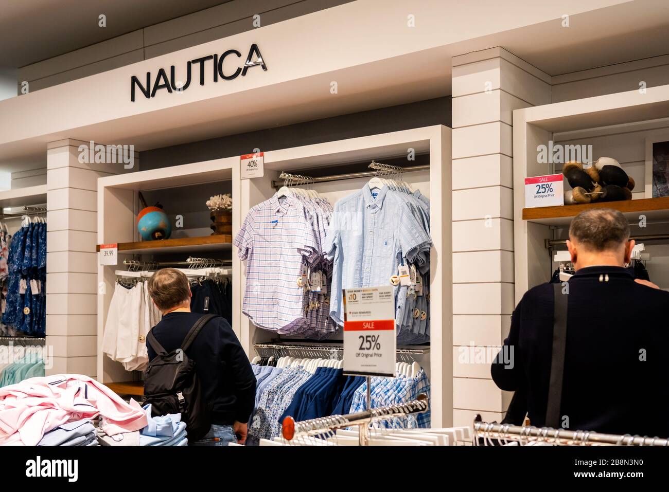 La Marca estadounidense de ropa Nautica se encuentra en un almacén de  Macy's en la ciudad de Nueva York. (Foto de Alex Tai / SOPA Images/Sipa USA  Fotografía de stock - Alamy