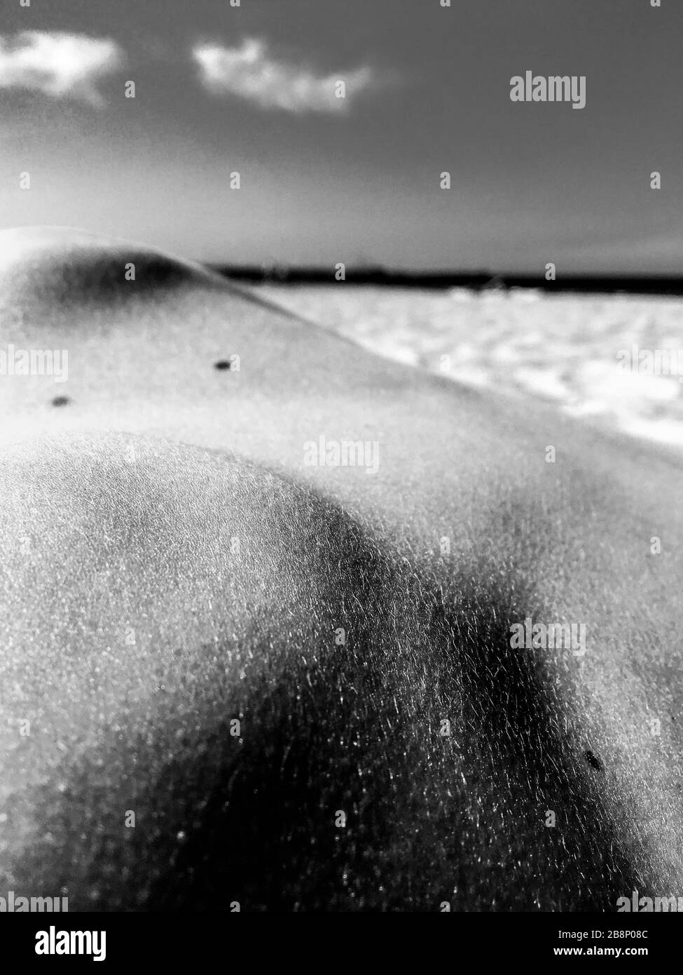 hombro desnudo en la playa Foto de stock
