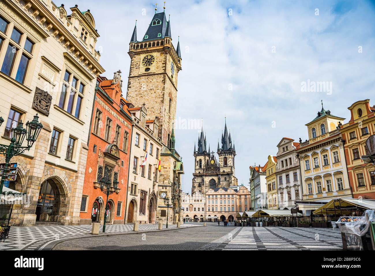 Praga, república Checa - 19 de marzo de 2020. Plaza de la Ciudad Vieja sin turistas durante la crisis del coronavirus Foto de stock