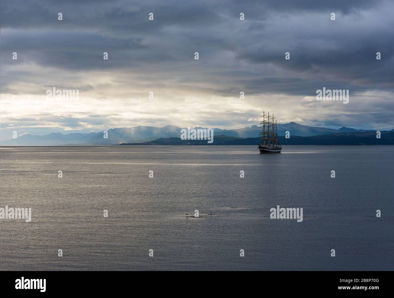 Gran barco ruso Pallada en el puerto de Ushuaia, Argentina Foto de stock