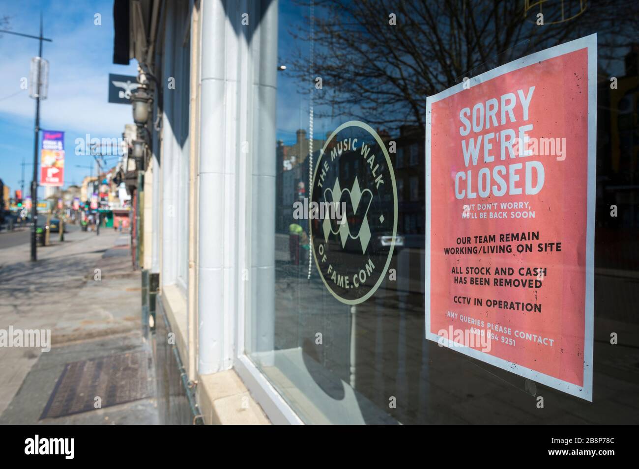 LONDRES - 22 DE MARZO de 2020: Un cartel en un pub en el Music Walk of Fame en Camden Town con calles vacías indica el cierre reciente debido a Coronavirus. Foto de stock
