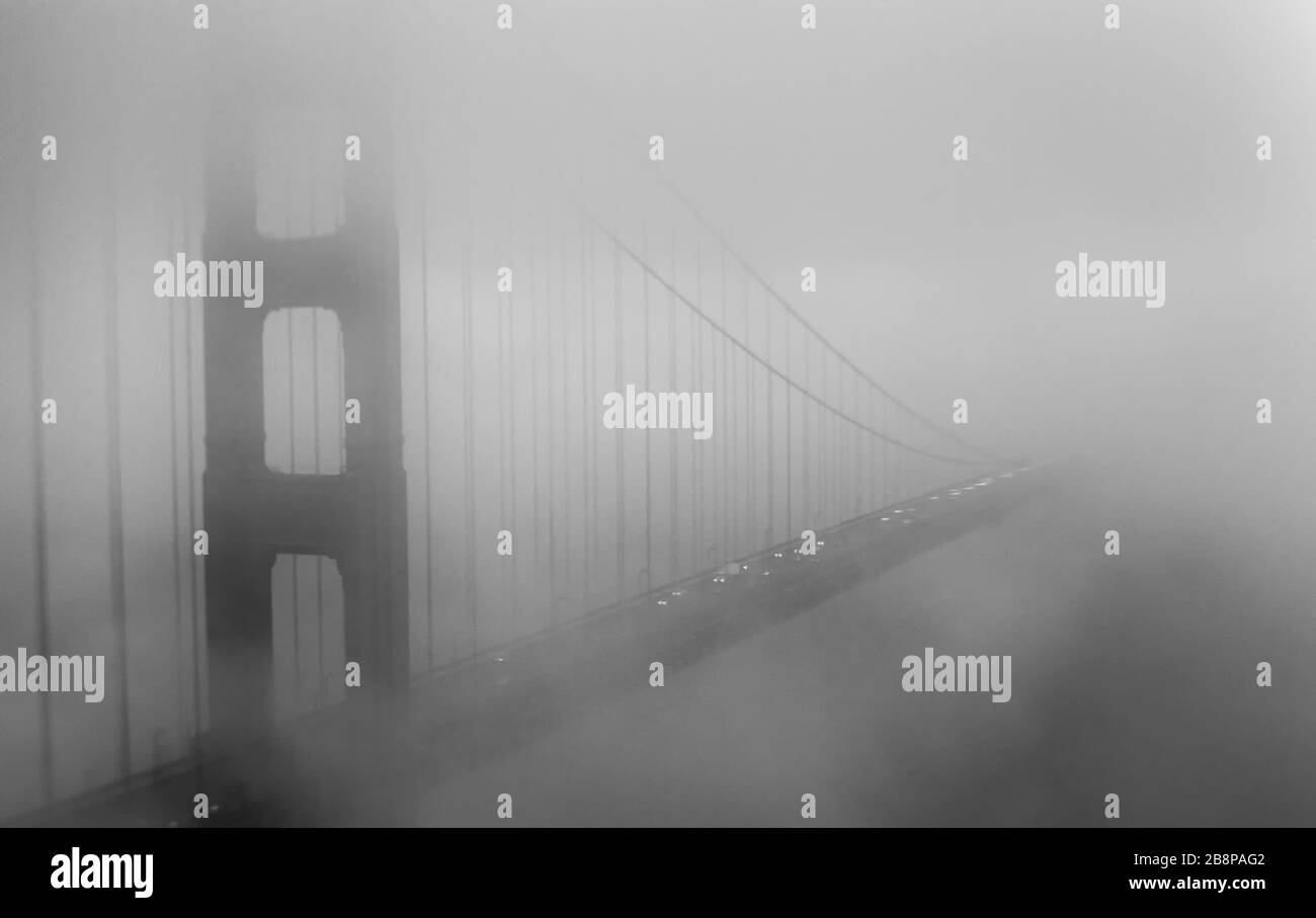 Cierre del puente Golden Gate desapareciendo en la niebla, San Francisco, California, Estados Unidos, América del Norte, blanco y negro Foto de stock