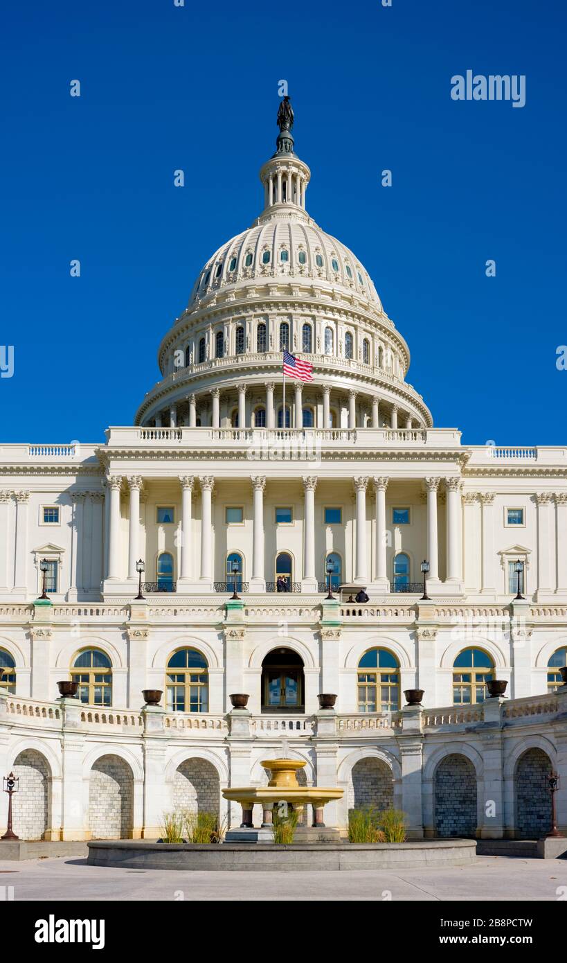 Panorama vertical del exterior del edificio del Capitolio del Congreso de los Estados Unidos, cúpula y fuente, Washington, DC, EE.UU Foto de stock