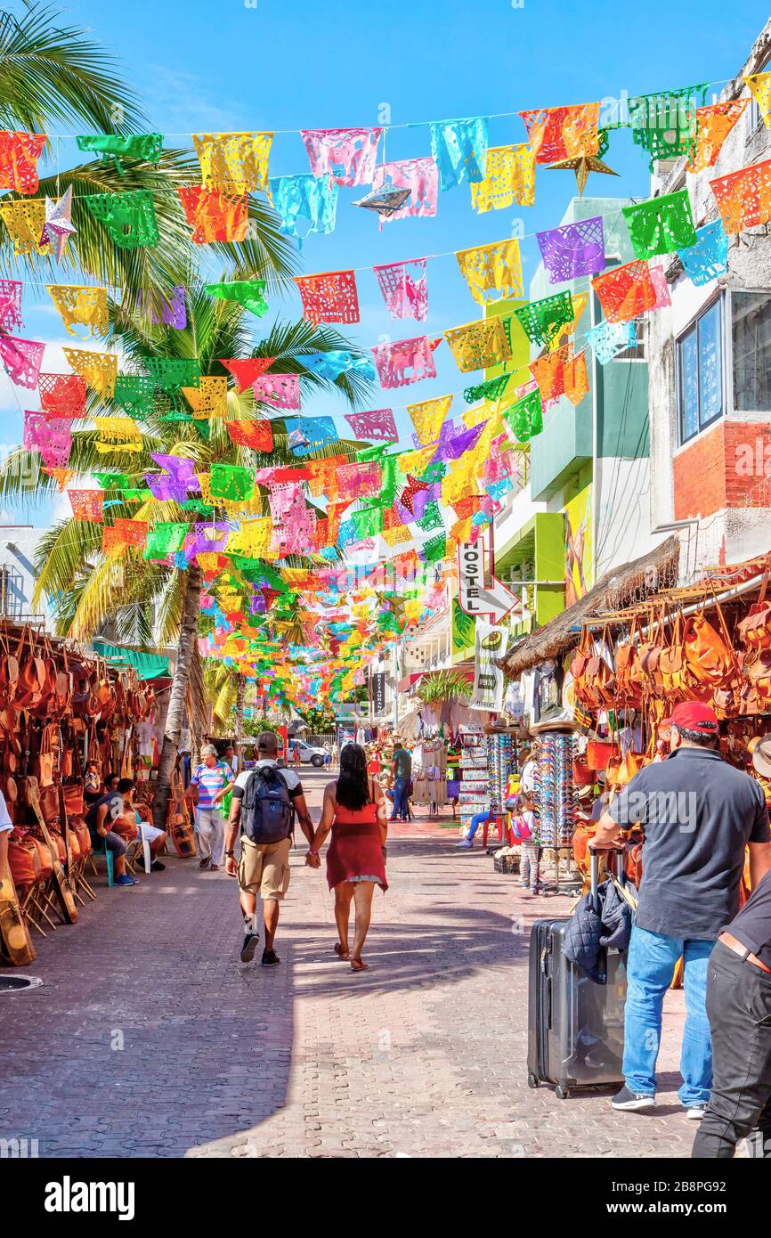 PLAYA DEL CARMEN, MÉXICO - 26 de diciembre de 2019: Los visitantes disfrutan de las compras en la famosa 5ta Avenida en el distrito de entretenimientos de Playa del Carmen en Yucatán Foto de stock