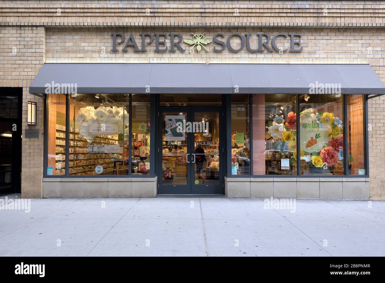 Paper Source, 75 5th Avenue, New York, NY. Escaparate exterior de una tienda de suministros de papel y estacionario en Manhattan. Foto de stock