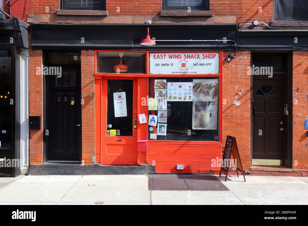 East Wind Snack Shop, 253 Smith Street, Brooklyn, NY. Escaparate exterior de un restaurante gourmet chino y una tienda de dumpling en los jardines Caroll. Foto de stock