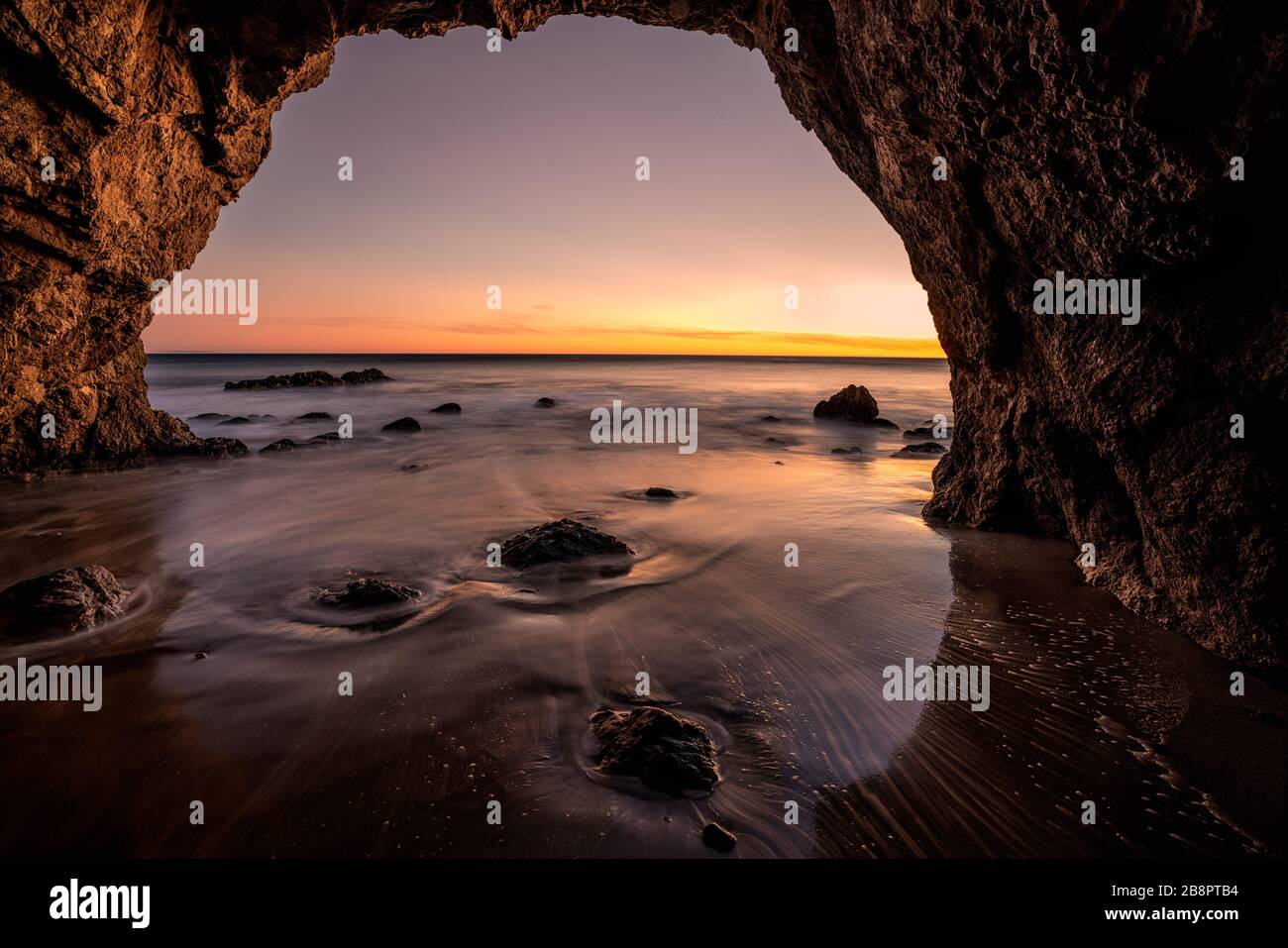 Puesta de sol colorida en California en el Matador Beach State Park Foto de stock