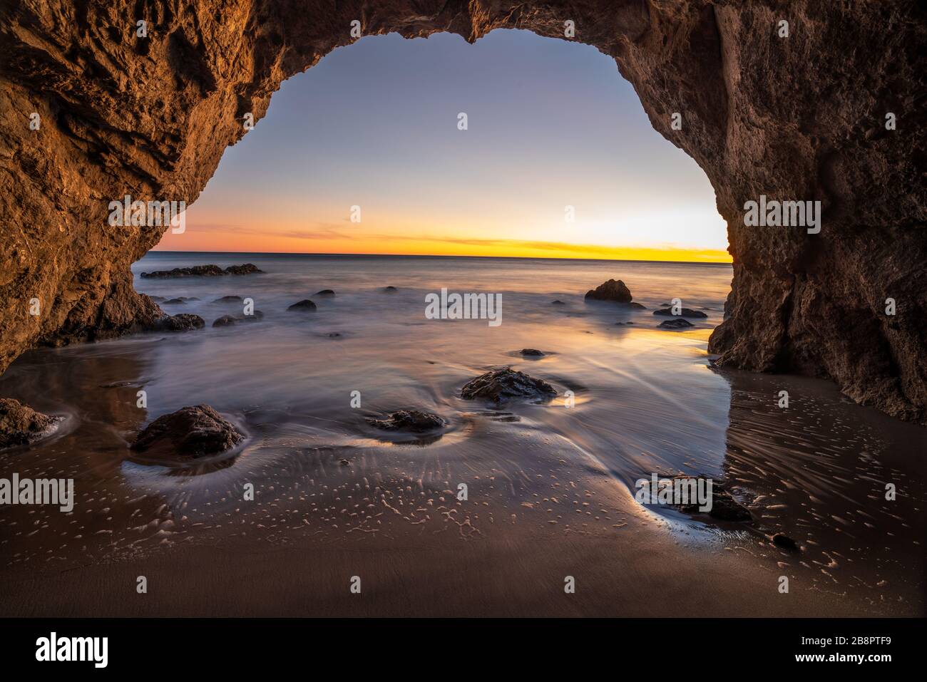 Puesta de sol colorida en California en el Matador Beach State Park Foto de stock