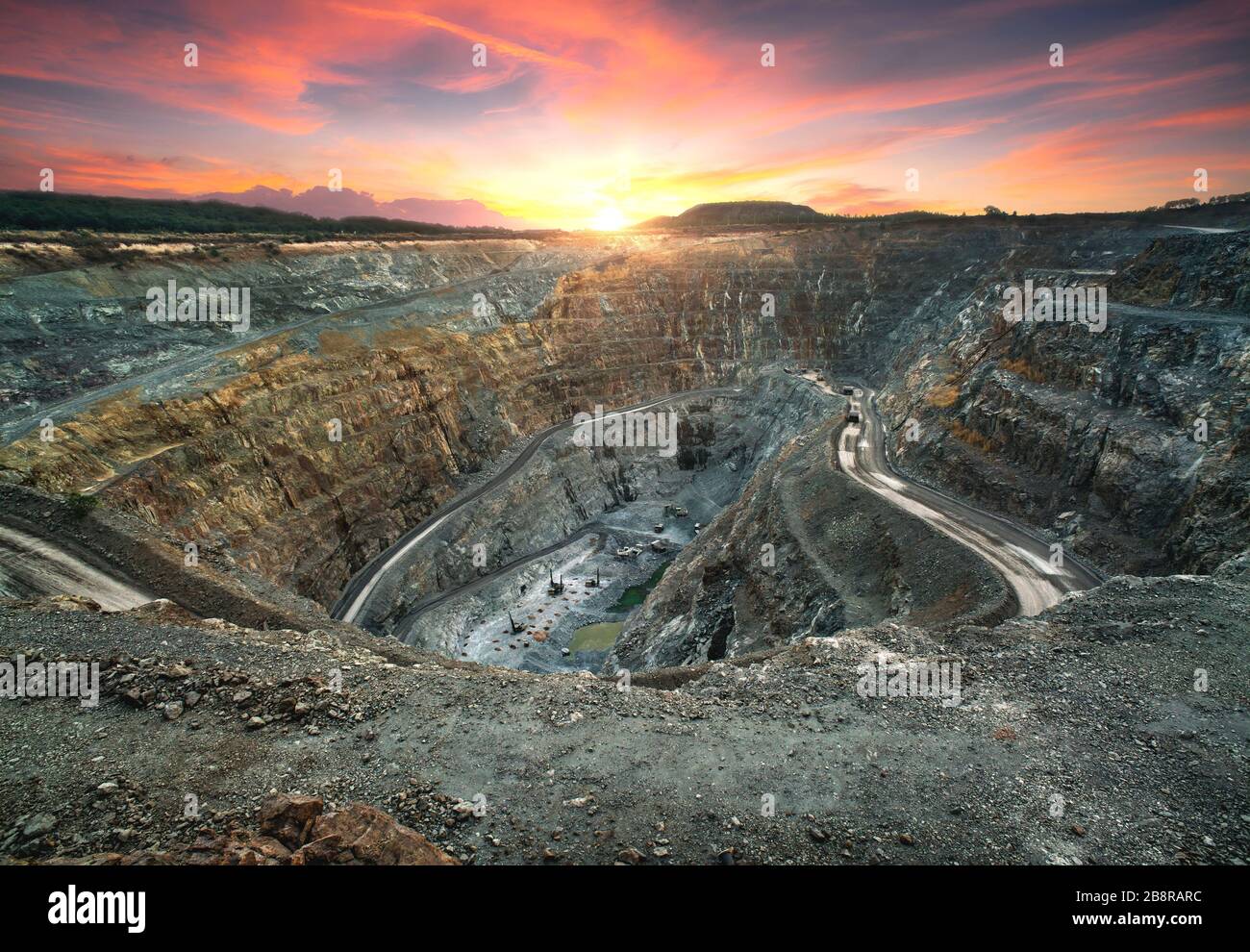 Vista aérea de la cantera de la minería a cielo abierto con un montón de maquinaria en el trabajo - vista desde arriba.Esta área ha sido minada de cobre, plata, oro y otros mi Foto de stock