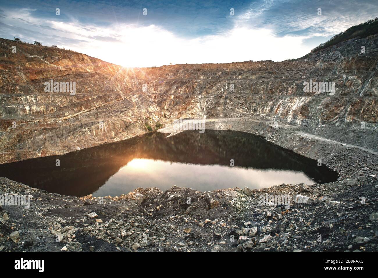 Vista de la cantera minera opencast con mucha maquinaria en funcionamiento - vista desde arriba. Esta área ha sido explotada para cobre, plata, oro y otros minerales. Foto de stock