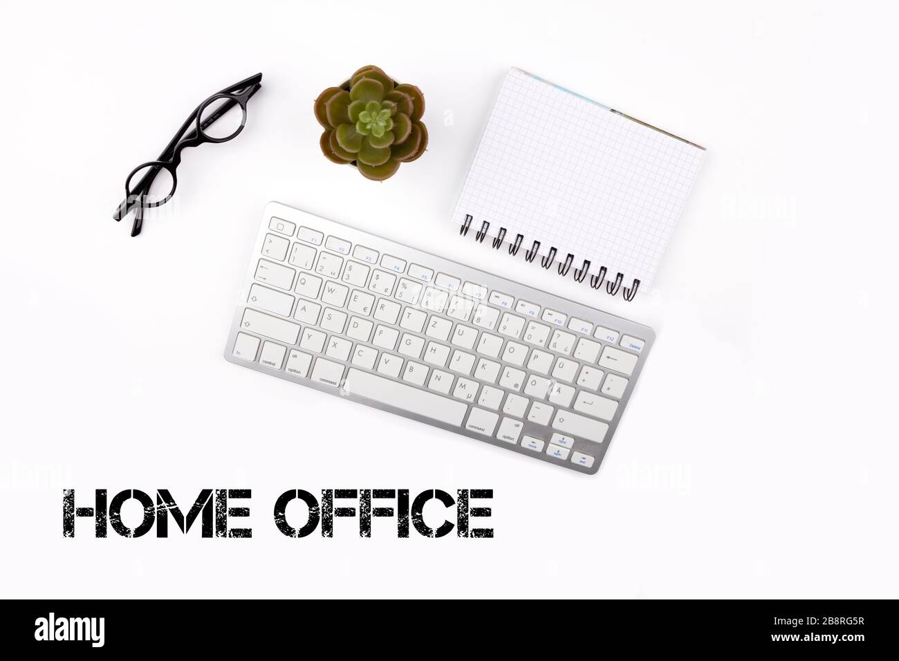 Concept Home Office con herramientas de trabajo de oficina y planta sobre  fondo blanco Fotografía de stock - Alamy
